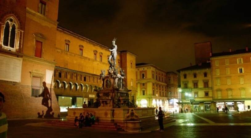 Plac Maggiore - zwiedzanie Włoch pociągiem z EuroPodróże