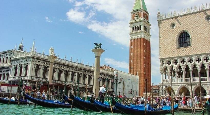 Gondole w Wenecji -zwiedzanie Włoch pociągiem z EuroPodróże