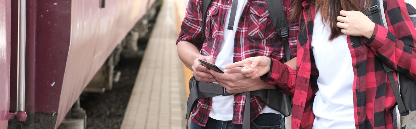 Ludzie stojący na peronie