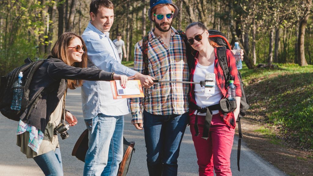 Grupa ludzi na spacerze