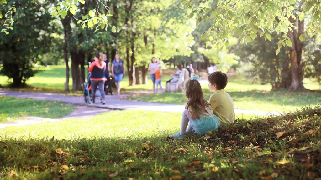 Ludzie siedzący w parku