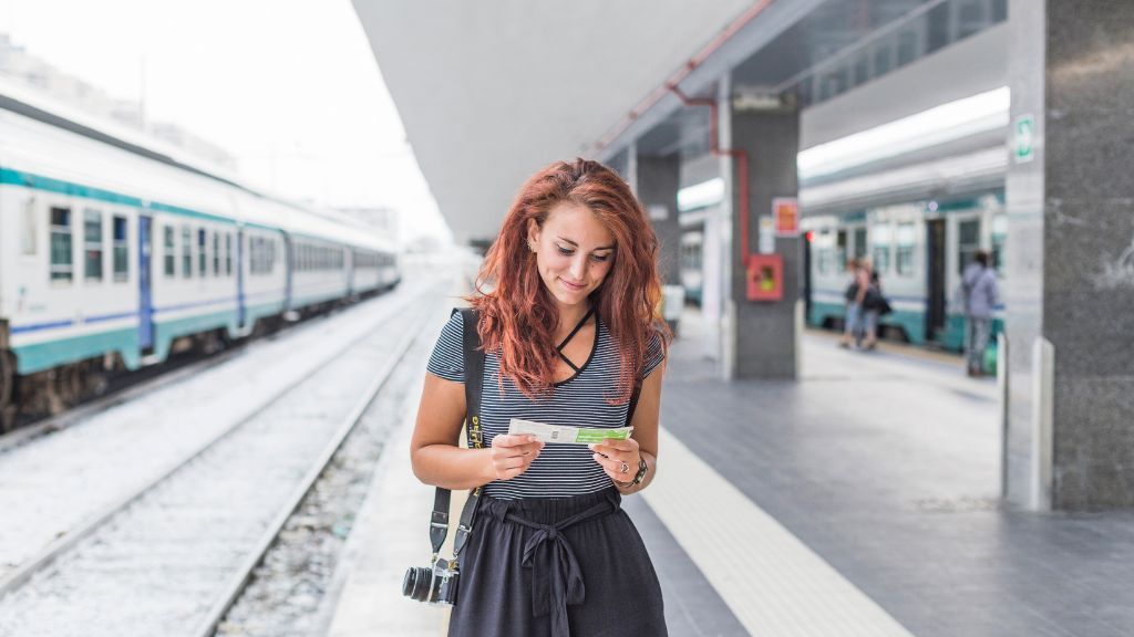 Kobieta stojąca na peronie