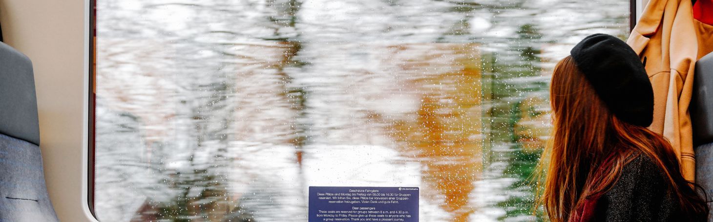 Kobieta siedząca w pociągu