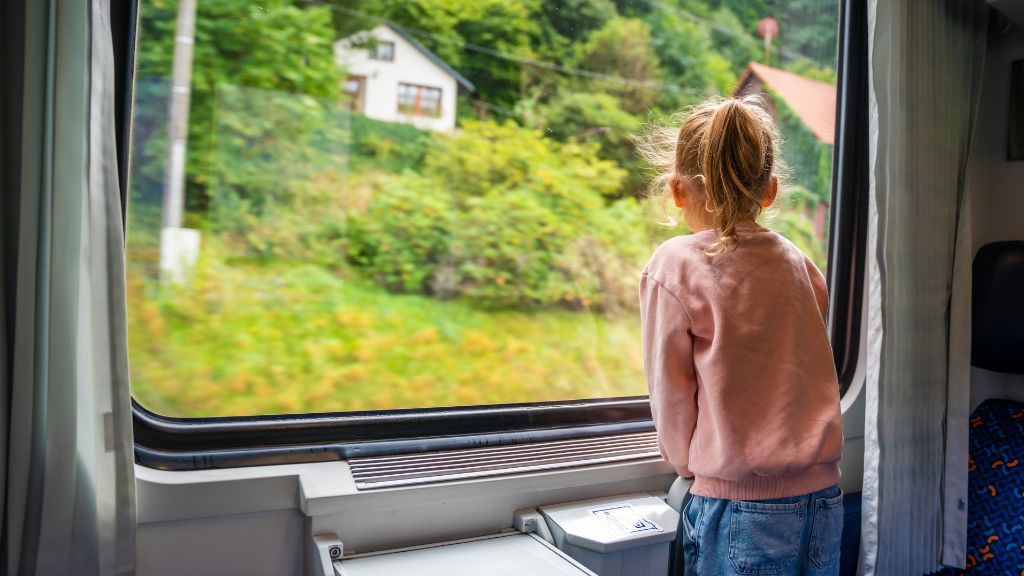 Dziewczynka siedząca w pociągu 