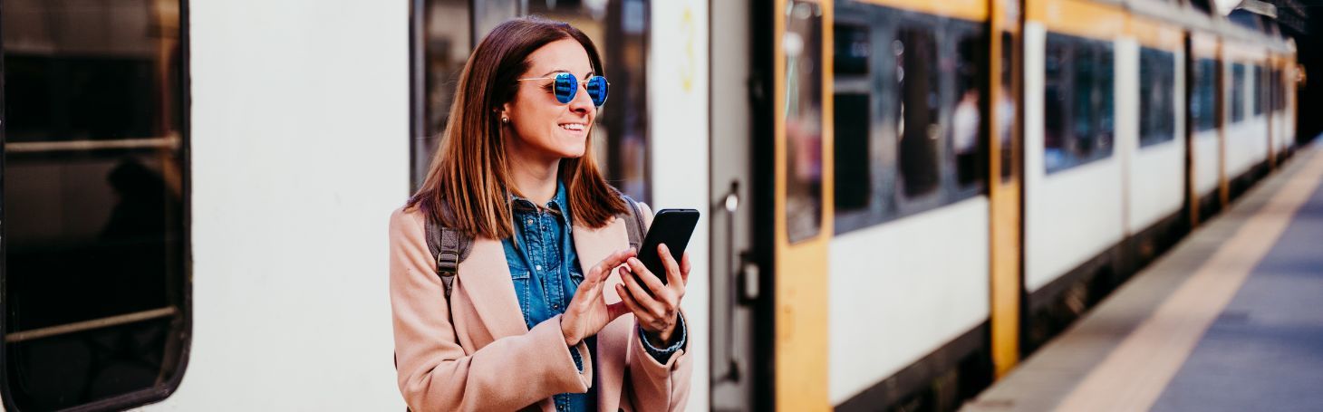 Kobieta stojąca na peronie 