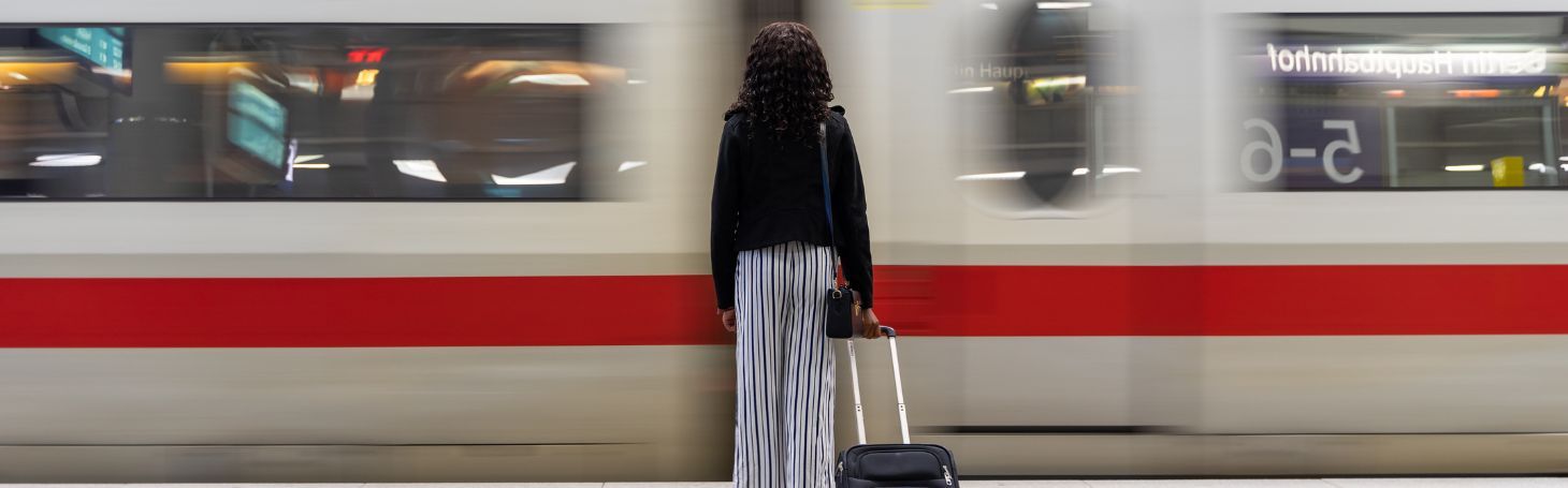 Kobieta stojąca przed pociągiem