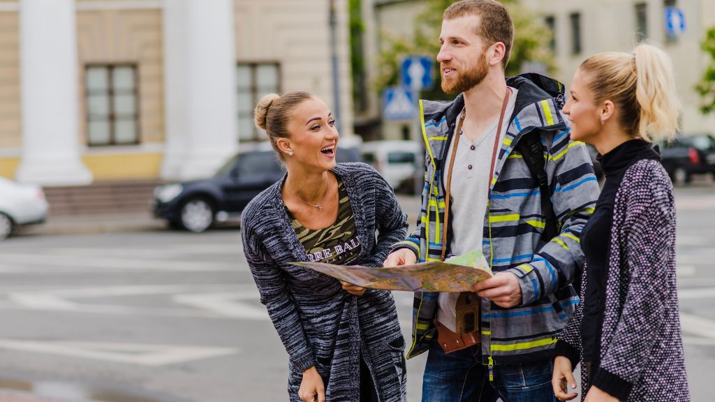 Grupa ludzi idących po ulicy