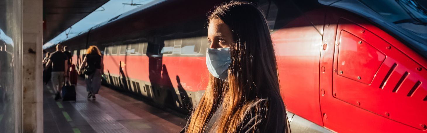 kobieta , w tle pociąg - Dworzec PKP w Sieradzu