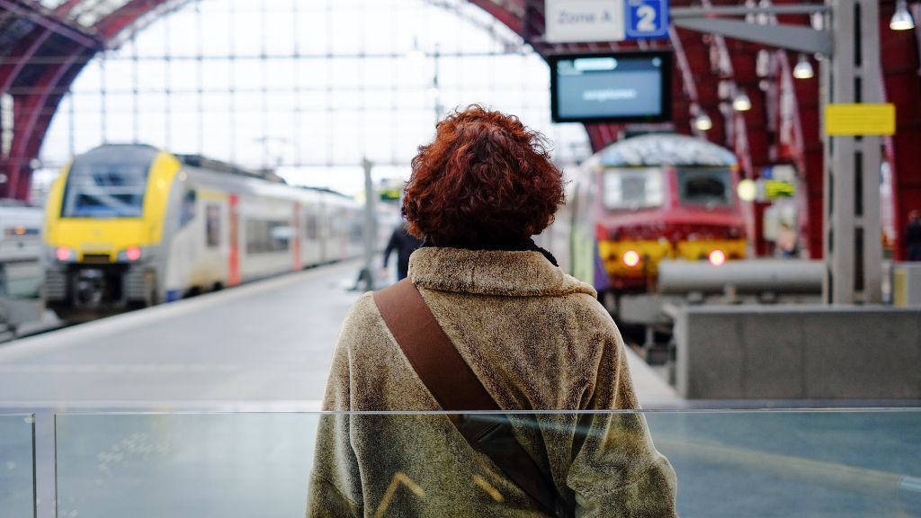 kobieta na dworcu