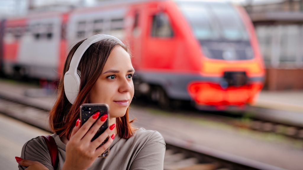 kobieta z telefonem na peronie 