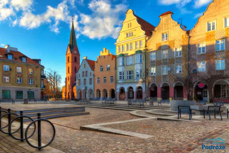 zdjęcoe: starówka w Olsztynie widok na plac i kolorowe kamienice