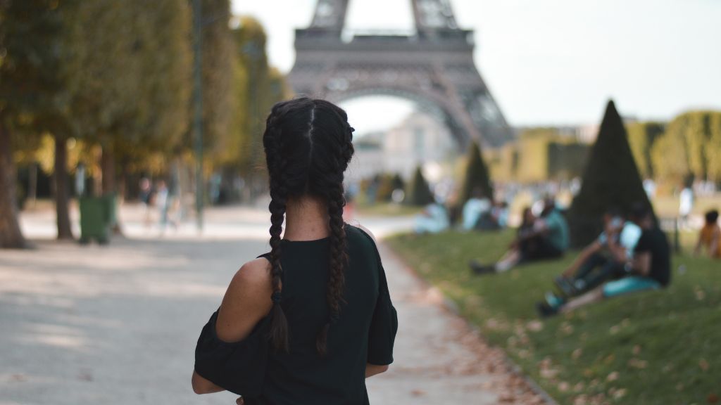 Kobieta spoglądająca na Wieżę Eiffla
