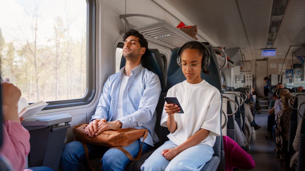 Ludzie siedzący w pociągu