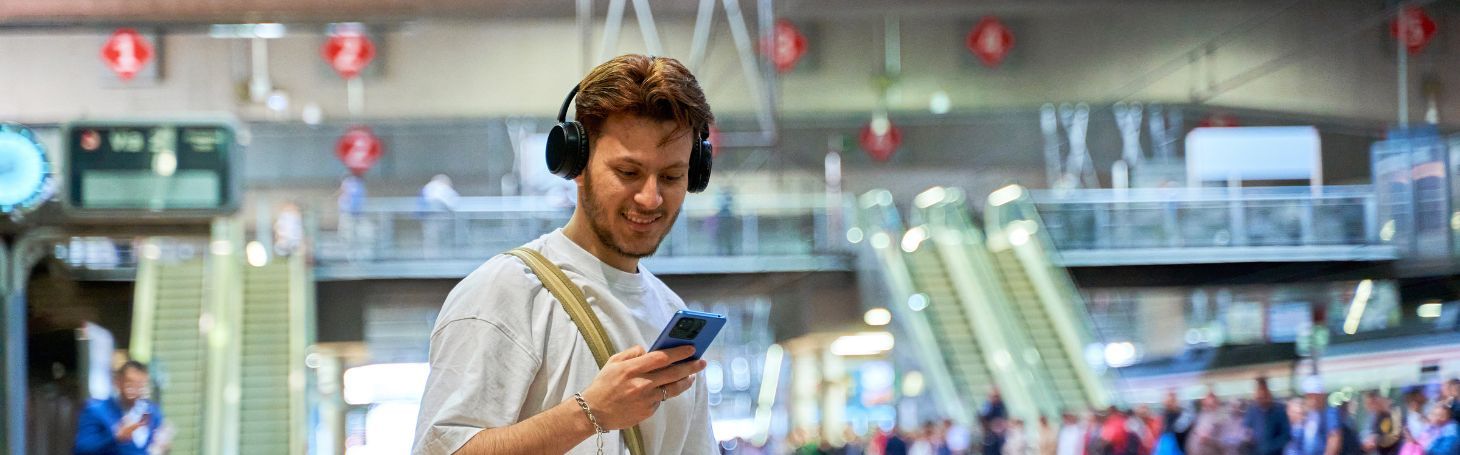 Mężczyzna stojący na stacji 