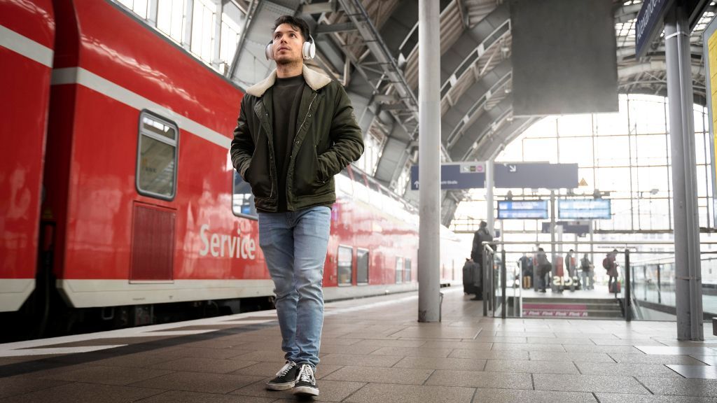 Mężczyzna idący po peronie 