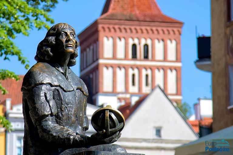 zdjęcie: zbliżenie na pomnik Kopernika w Olsztynie