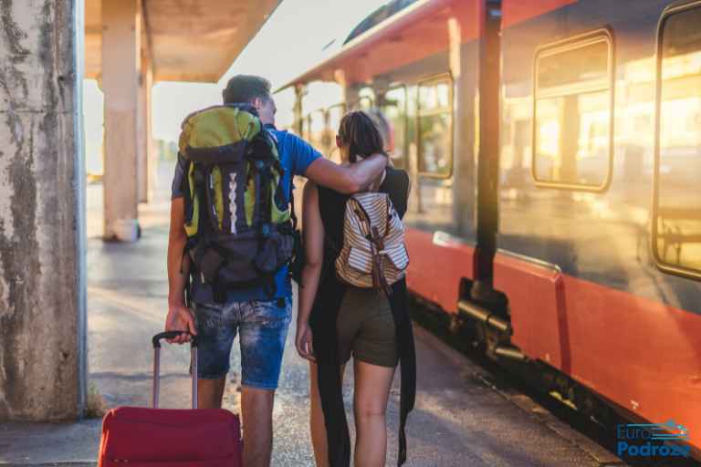 zdjęcie: kobieta i mężczyzna na dworcu kolejowych