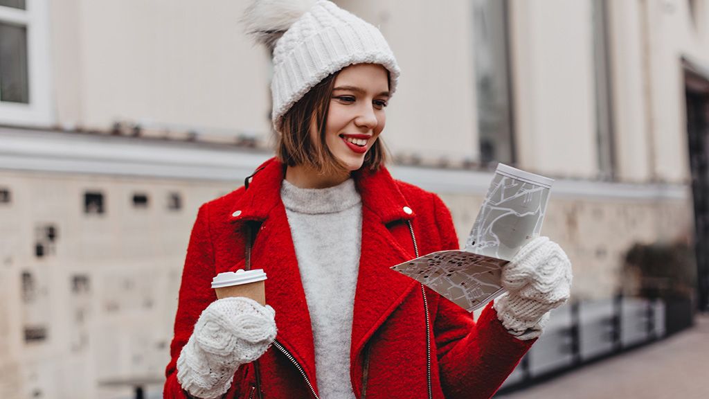 Kobieta patrząca na mapę