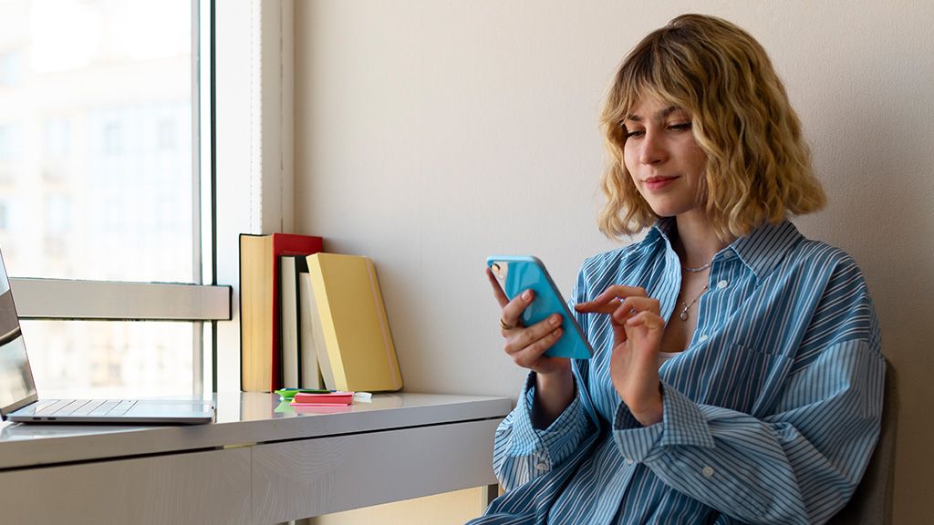 Kobieta patrząca w telefon