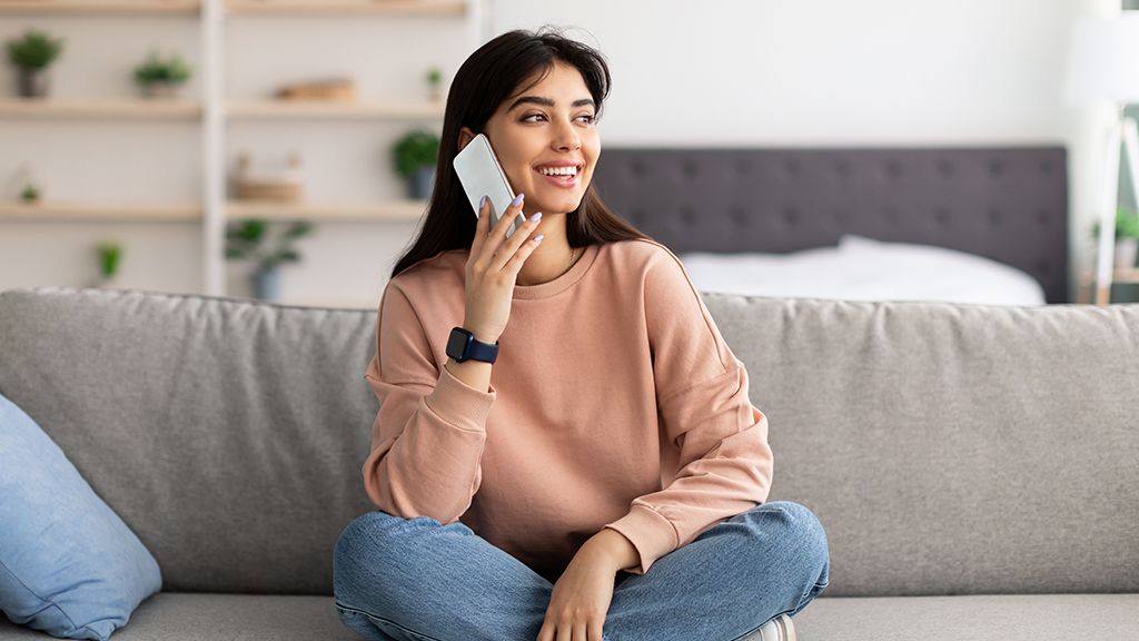 pani rozmawiająca przez telefon - dworzec pkp ciechanów