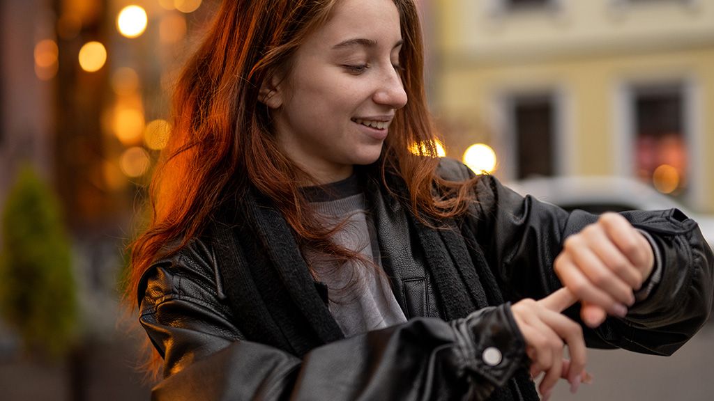 Kobieta z zegarkiem na ręku