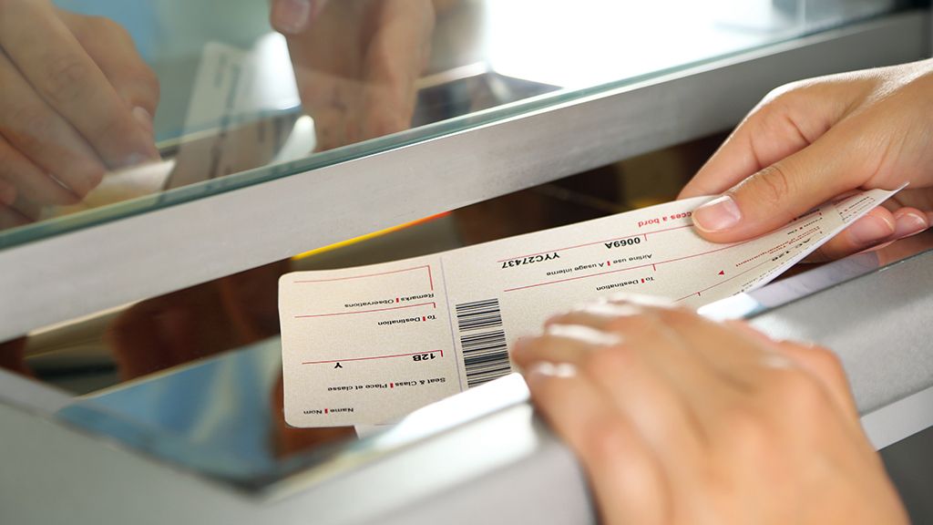 osoba trzymająca bilet w ręku