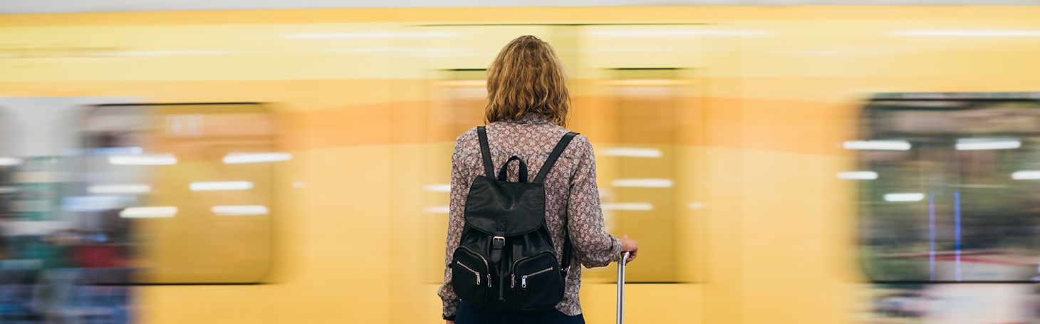 kobieta na tle pociągu - Kraków Płaszów dworzec PKP