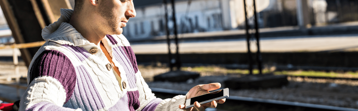 Mężczyzna siedzący na peronie