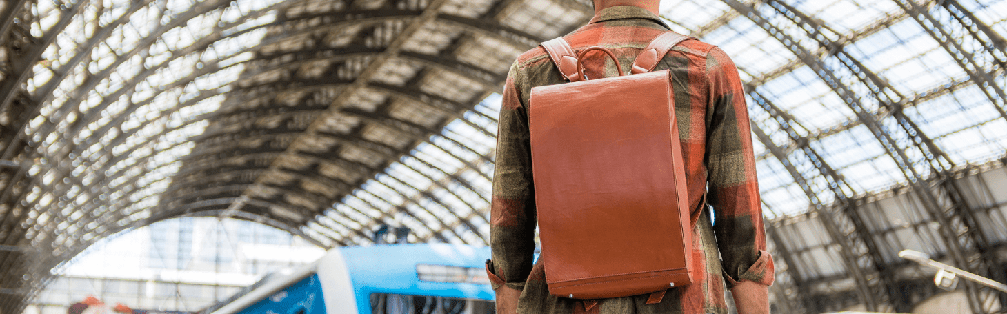 Mężczyzna stojący na dworcu