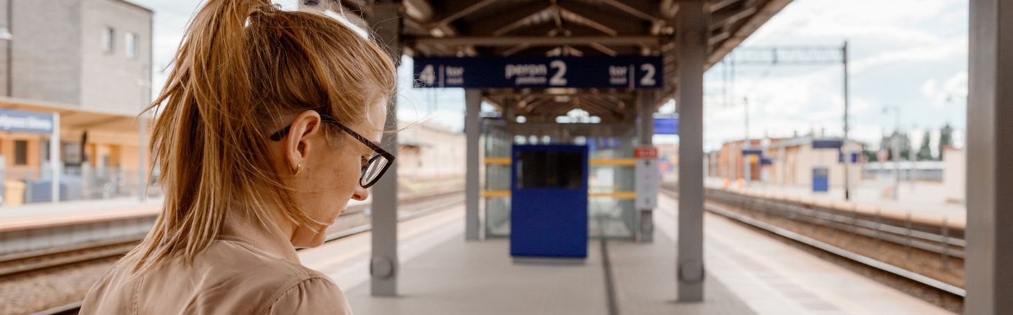 Kobieta stojąca na peronie