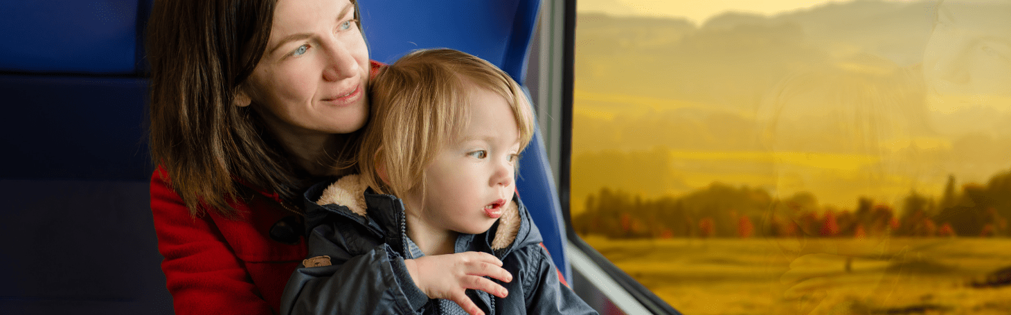 Matka z dzieckiem siedzący w pociągu