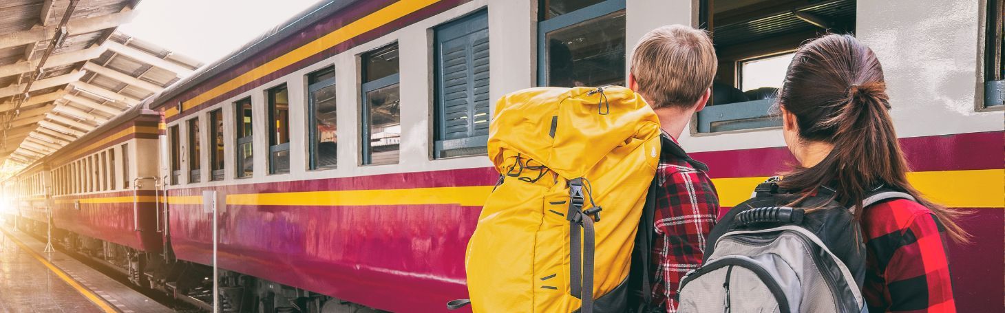 Pasażery wsiadają do pociągu