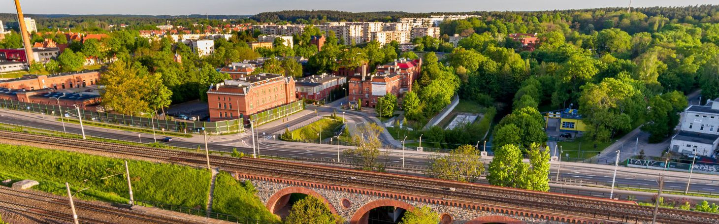 Widok na tory kolejowe i miasto