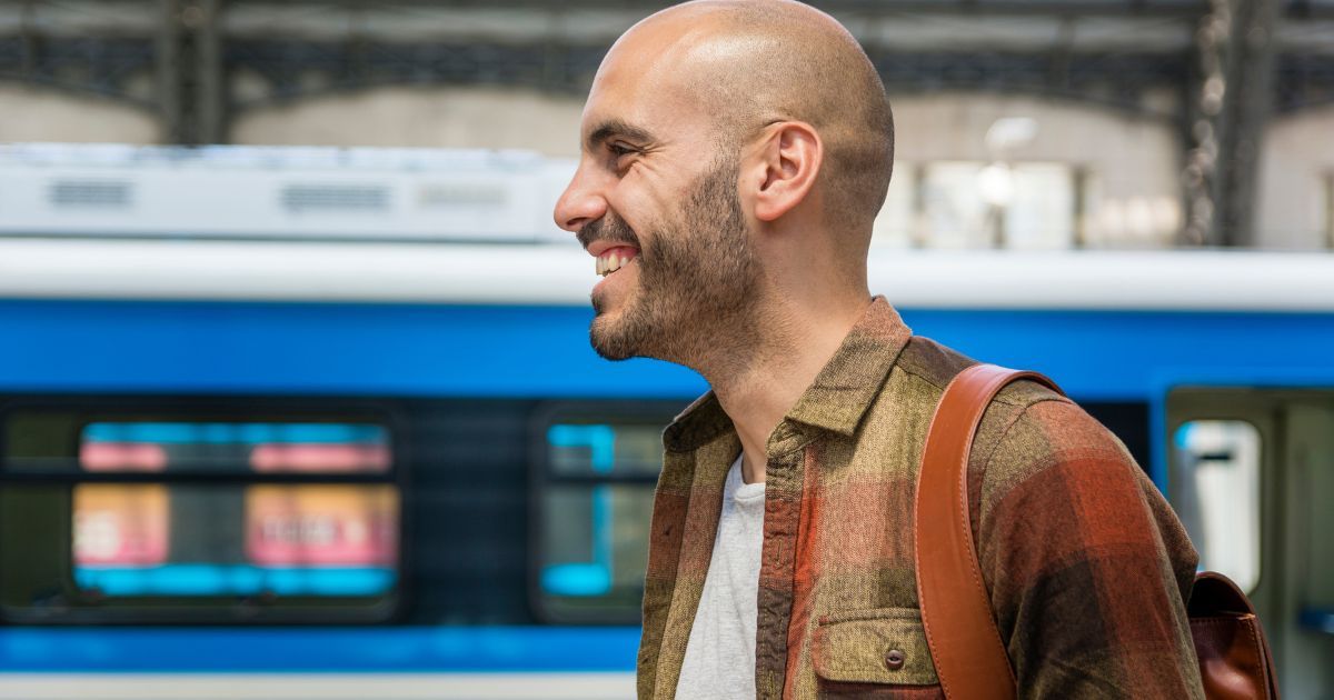 Mężczyzna na dworcu