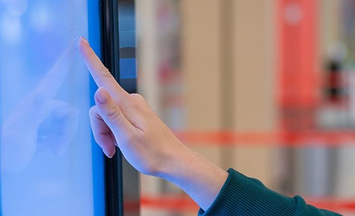 Osoba obsługująca automat biletowy