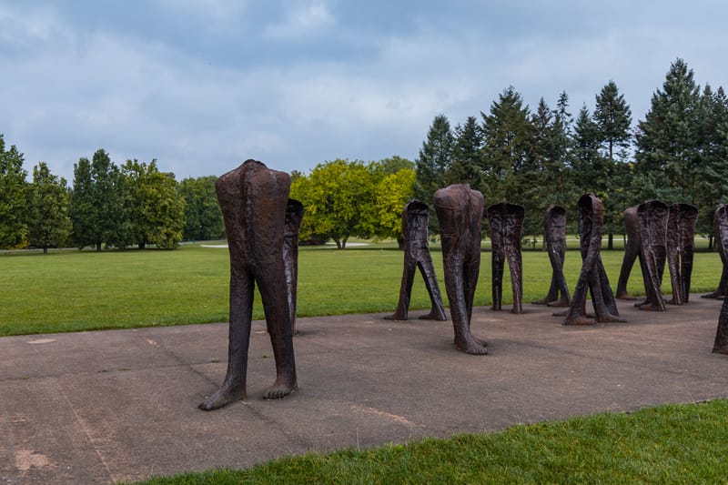 Grafika: rzeźby Abakanowicz w Parku Cytadela