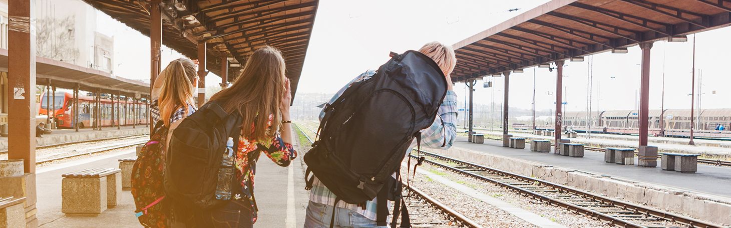 młodzi ludzie na peronie - Dworzec PKP Pruszcz Gdański