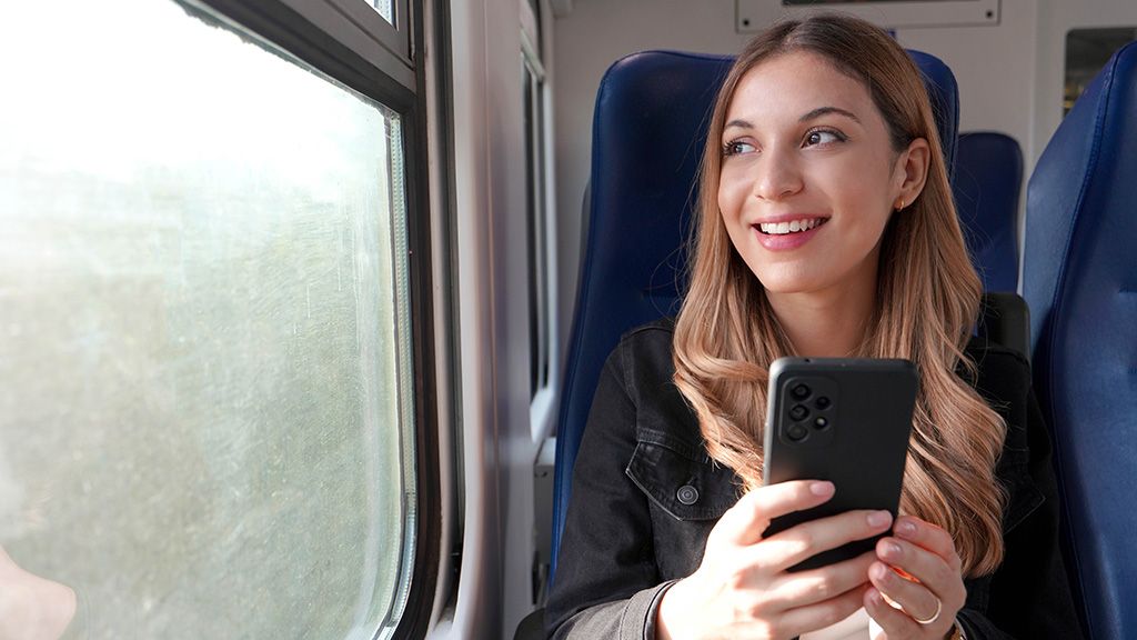 Kobieta z telefonem w pociągu
