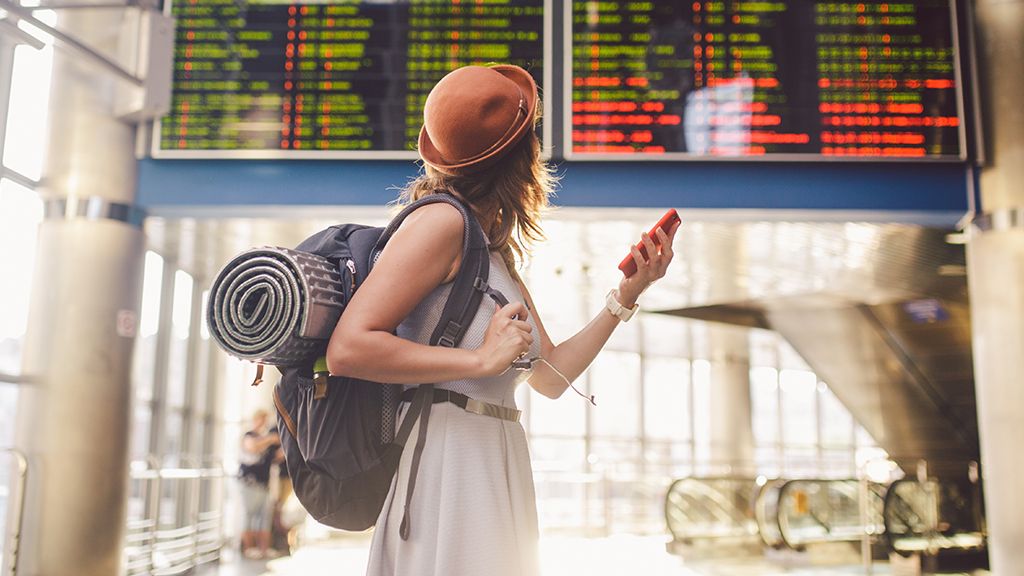 Pani na dworcu szukająca połączeń - dworzec pkp gdańsk oliwa