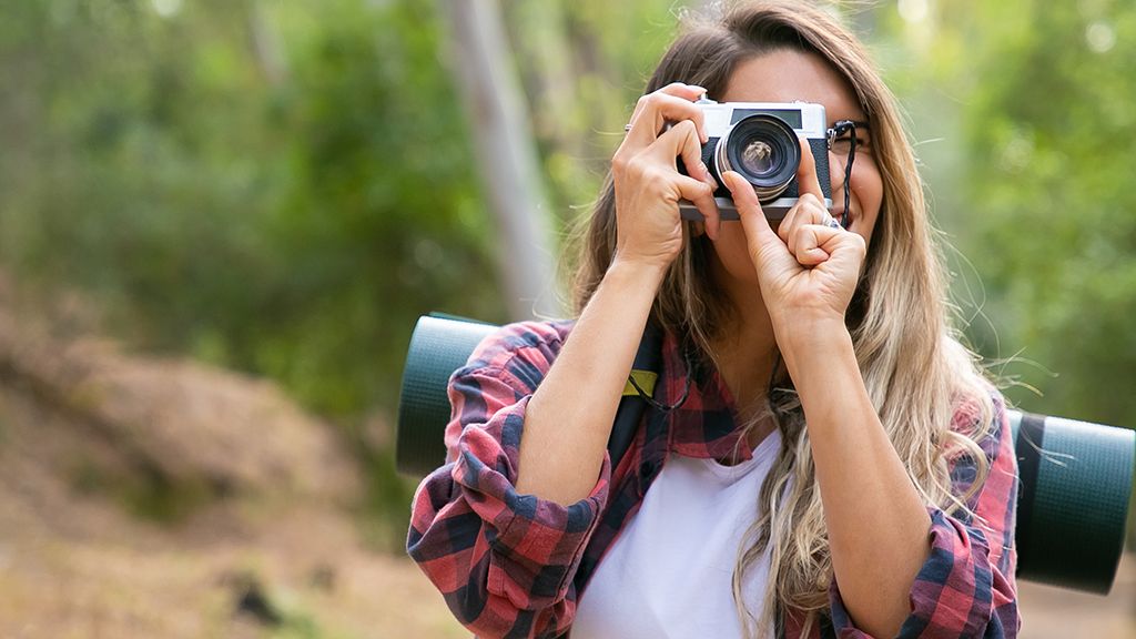 Kobieta robiąca zdjęcie aparatem