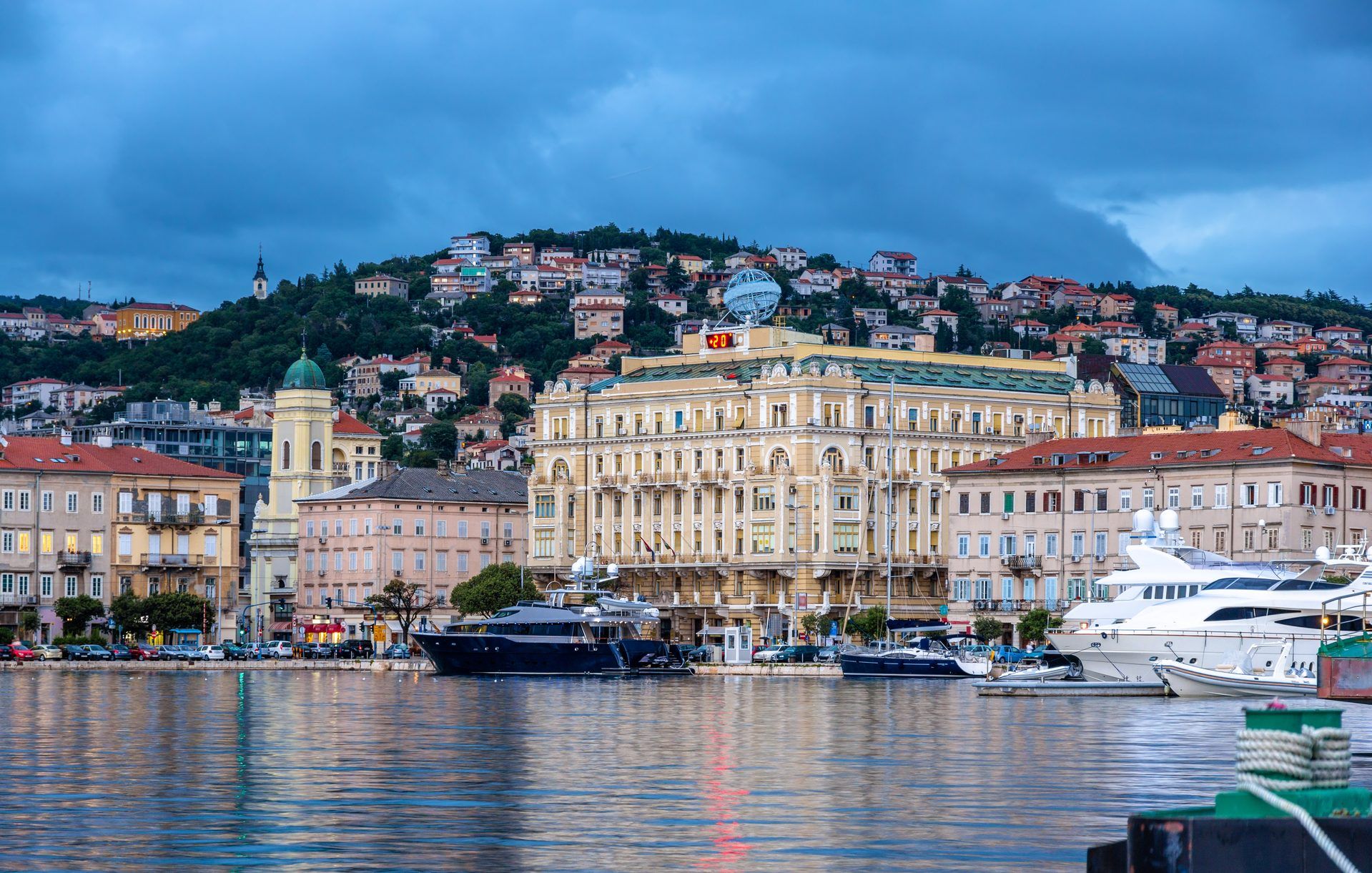 Zabytkowe centrum Rijeki i port — cel nocnego pociągu Adriatic Express z Warszawy i Katowic