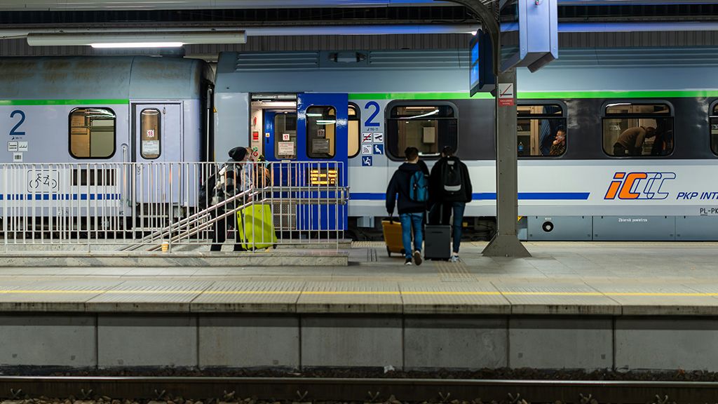 Pociąg Intercity na peronie