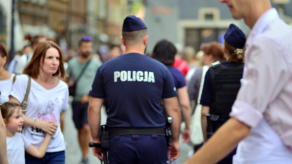 Policjanci na ulicy - zniżki dla policjantów w PKP