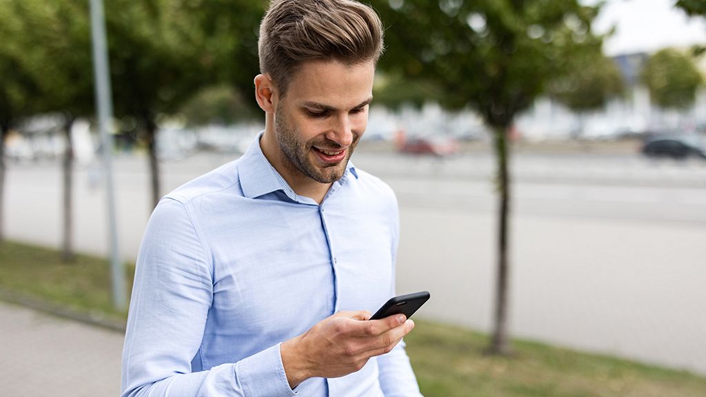 Pan patrzący na telefon