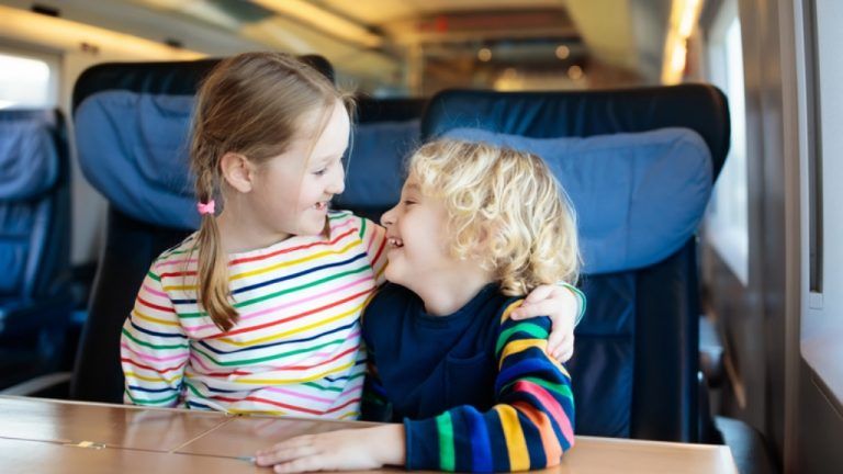 dzieci bawiące się w pociągu
