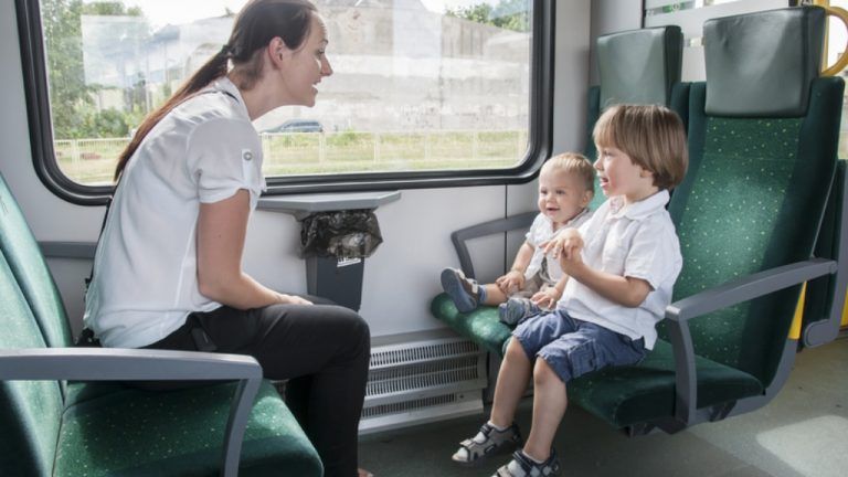 dzieci z mamą w pociągu - pomysły na wesołe podróże z dziećmi