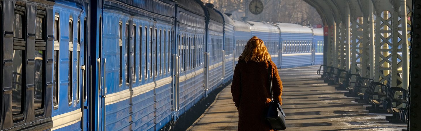 kobieta na tle pociągu - Dworzec PKP w Chełmie