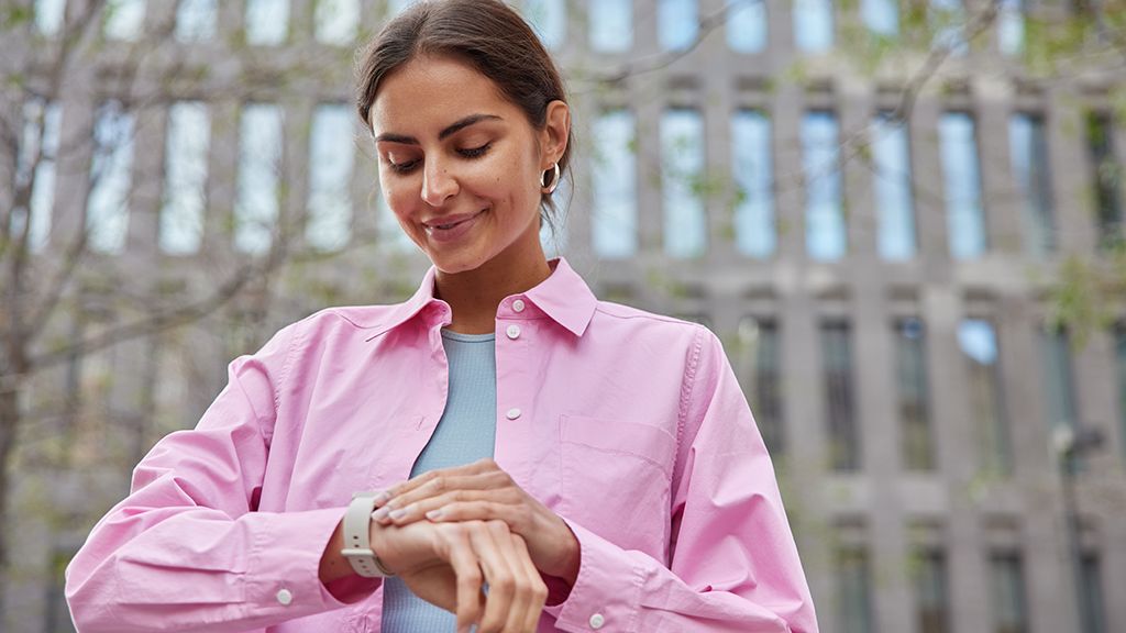 kobieta spoglądająca na zegarek
