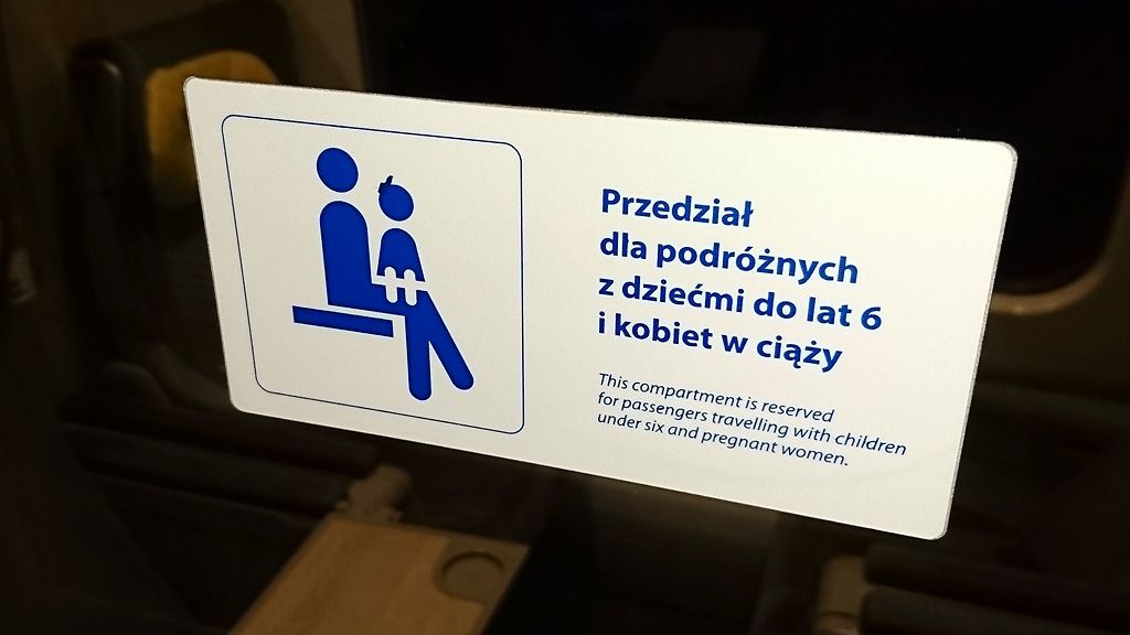 Oznaczenia dla matek z dziećmi w pociągu