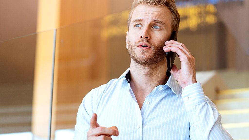 osoba rozmawiająca przez telefon 